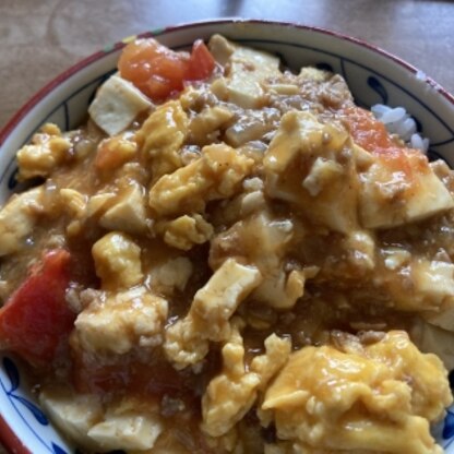 ご飯にかけて頂きました。天津丼みたいな感じで、激ウマでした。卵とトマトが肉味噌のピリ辛をほんのり和らげてくれて思わずおかわりして食べちゃいました♪